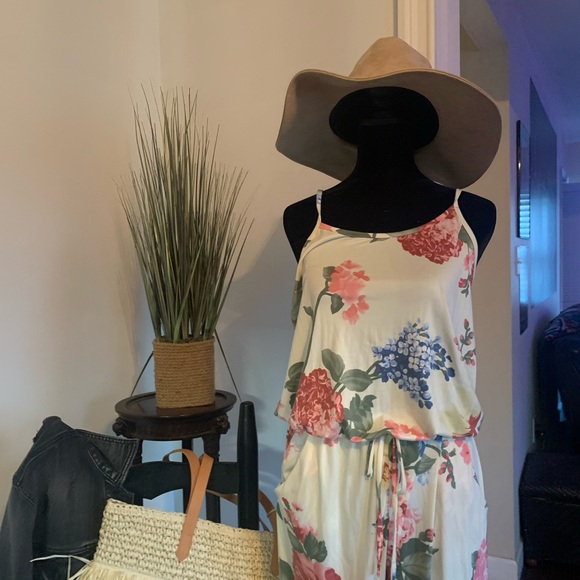 🌸🌸NWT-Beautiful Floral Jumpsuit-L - Picture 1 of 5